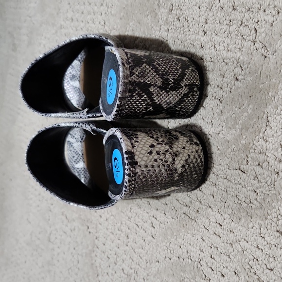 Marc Fisher - Picture 4 of 6